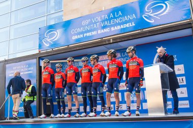 Oropesa Del Mar, İspanya - 31 Ocak 2018: bisikletçiler üzerinde 31 Ocak 2018 Oropesa Del Mar, İspanya La İspanya Bisiklet turu yarıştan önce sunumunu