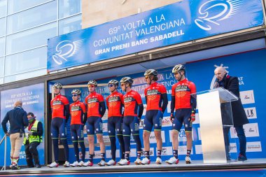 Oropesa Del Mar, İspanya - 31 Ocak 2018: bisikletçiler üzerinde 31 Ocak 2018 Oropesa Del Mar, İspanya La İspanya Bisiklet turu yarıştan önce sunumunu