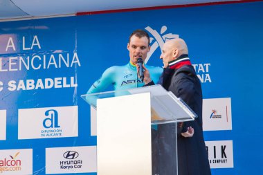 Oropesa Del Mar, İspanya - 31 Ocak 2018: bisikletçiler üzerinde 31 Ocak 2018 Oropesa Del Mar, İspanya La İspanya Bisiklet turu yarıştan önce sunumunu