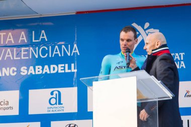 Oropesa Del Mar, İspanya - 31 Ocak 2018: bisikletçiler üzerinde 31 Ocak 2018 Oropesa Del Mar, İspanya La İspanya Bisiklet turu yarıştan önce sunumunu