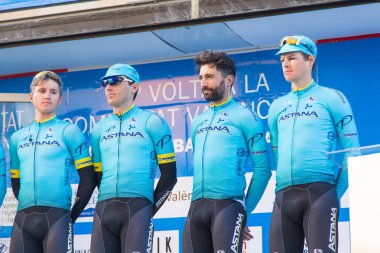 Oropesa Del Mar, İspanya - 31 Ocak 2018: bisikletçiler üzerinde 31 Ocak 2018 Oropesa Del Mar, İspanya La İspanya Bisiklet turu yarıştan önce sunumunu