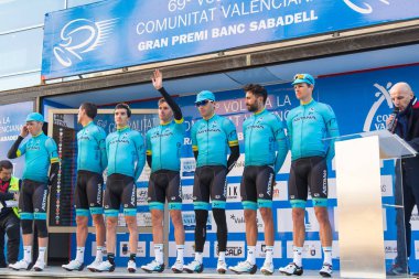 Oropesa Del Mar, İspanya - 31 Ocak 2018: bisikletçiler üzerinde 31 Ocak 2018 Oropesa Del Mar, İspanya La İspanya Bisiklet turu yarıştan önce sunumunu