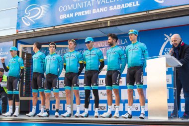 Oropesa Del Mar, İspanya - 31 Ocak 2018: bisikletçiler üzerinde 31 Ocak 2018 Oropesa Del Mar, İspanya La İspanya Bisiklet turu yarıştan önce sunumunu