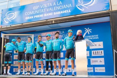 Oropesa Del Mar, İspanya - 31 Ocak 2018: bisikletçiler üzerinde 31 Ocak 2018 Oropesa Del Mar, İspanya La İspanya Bisiklet turu yarıştan önce sunumunu