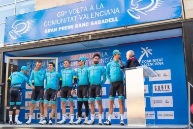 Oropesa Del Mar, İspanya - 31 Ocak 2018: bisikletçiler üzerinde 31 Ocak 2018 Oropesa Del Mar, İspanya La İspanya Bisiklet turu yarıştan önce sunumunu