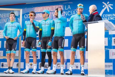 Oropesa Del Mar, İspanya - 31 Ocak 2018: bisikletçiler üzerinde 31 Ocak 2018 Oropesa Del Mar, İspanya La İspanya Bisiklet turu yarıştan önce sunumunu