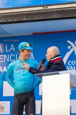 Oropesa Del Mar, İspanya - 31 Ocak 2018: bisikletçiler üzerinde 31 Ocak 2018 Oropesa Del Mar, İspanya La İspanya Bisiklet turu yarıştan önce sunumunu