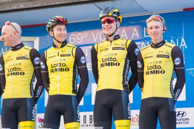 Oropesa Del Mar, İspanya - 31 Ocak 2018: bisikletçiler üzerinde 31 Ocak 2018 Oropesa Del Mar, İspanya La İspanya Bisiklet turu yarıştan önce sunumunu