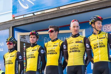 Oropesa Del Mar, İspanya - 31 Ocak 2018: bisikletçiler üzerinde 31 Ocak 2018 Oropesa Del Mar, İspanya La İspanya Bisiklet turu yarıştan önce sunumunu