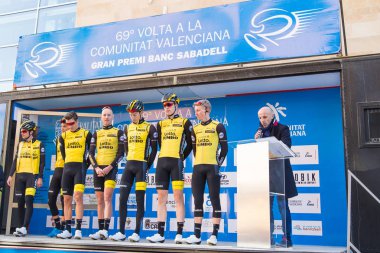 Oropesa Del Mar, İspanya - 31 Ocak 2018: bisikletçiler üzerinde 31 Ocak 2018 Oropesa Del Mar, İspanya La İspanya Bisiklet turu yarıştan önce sunumunu