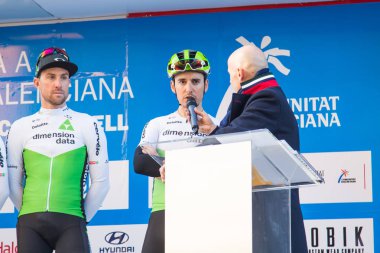 Oropesa Del Mar, İspanya - 31 Ocak 2018: bisikletçiler üzerinde 31 Ocak 2018 Oropesa Del Mar, İspanya La İspanya Bisiklet turu yarıştan önce sunumunu