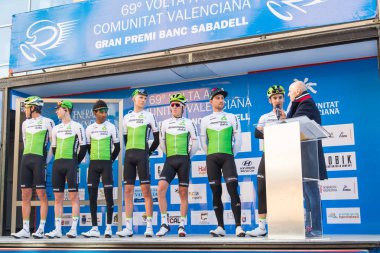 Oropesa Del Mar, İspanya - 31 Ocak 2018: bisikletçiler üzerinde 31 Ocak 2018 Oropesa Del Mar, İspanya La İspanya Bisiklet turu yarıştan önce sunumunu