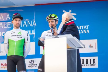 Oropesa Del Mar, İspanya - 31 Ocak 2018: bisikletçiler üzerinde 31 Ocak 2018 Oropesa Del Mar, İspanya La İspanya Bisiklet turu yarıştan önce sunumunu