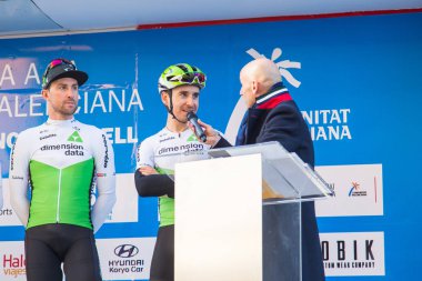 Oropesa Del Mar, İspanya - 31 Ocak 2018: bisikletçiler üzerinde 31 Ocak 2018 Oropesa Del Mar, İspanya La İspanya Bisiklet turu yarıştan önce sunumunu