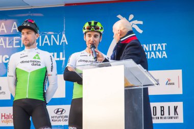 Oropesa Del Mar, İspanya - 31 Ocak 2018: bisikletçiler üzerinde 31 Ocak 2018 Oropesa Del Mar, İspanya La İspanya Bisiklet turu yarıştan önce sunumunu