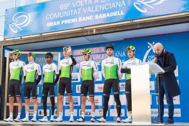 Oropesa Del Mar, İspanya - 31 Ocak 2018: bisikletçiler üzerinde 31 Ocak 2018 Oropesa Del Mar, İspanya La İspanya Bisiklet turu yarıştan önce sunumunu