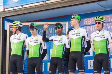 Oropesa Del Mar, İspanya - 31 Ocak 2018: bisikletçiler üzerinde 31 Ocak 2018 Oropesa Del Mar, İspanya La İspanya Bisiklet turu yarıştan önce sunumunu