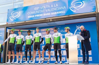 Oropesa Del Mar, İspanya - 31 Ocak 2018: bisikletçiler üzerinde 31 Ocak 2018 Oropesa Del Mar, İspanya La İspanya Bisiklet turu yarıştan önce sunumunu