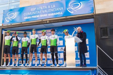 Oropesa Del Mar, İspanya - 31 Ocak 2018: bisikletçiler üzerinde 31 Ocak 2018 Oropesa Del Mar, İspanya La İspanya Bisiklet turu yarıştan önce sunumunu