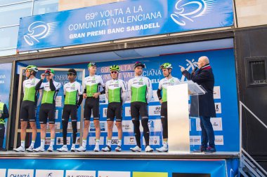 Oropesa Del Mar, İspanya - 31 Ocak 2018: bisikletçiler üzerinde 31 Ocak 2018 Oropesa Del Mar, İspanya La İspanya Bisiklet turu yarıştan önce sunumunu