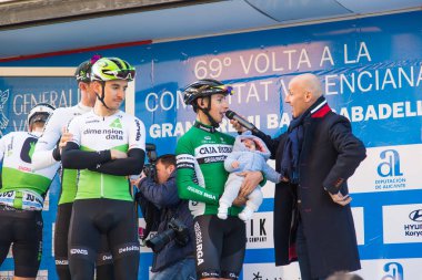 Oropesa Del Mar, İspanya - 31 Ocak 2018: bisikletçiler üzerinde 31 Ocak 2018 Oropesa Del Mar, İspanya La İspanya Bisiklet turu yarıştan önce sunumunu