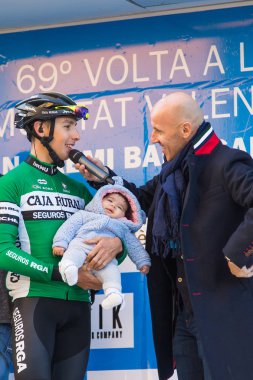 Oropesa Del Mar, İspanya - 31 Ocak 2018: bisikletçiler üzerinde 31 Ocak 2018 Oropesa Del Mar, İspanya La İspanya Bisiklet turu yarıştan önce sunumunu