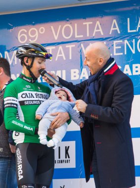 Oropesa Del Mar, İspanya - 31 Ocak 2018: bisikletçiler üzerinde 31 Ocak 2018 Oropesa Del Mar, İspanya La İspanya Bisiklet turu yarıştan önce sunumunu