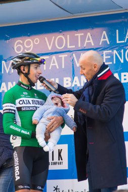 Oropesa Del Mar, İspanya - 31 Ocak 2018: bisikletçiler üzerinde 31 Ocak 2018 Oropesa Del Mar, İspanya La İspanya Bisiklet turu yarıştan önce sunumunu