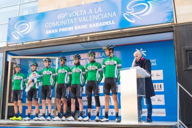 Oropesa Del Mar, İspanya - 31 Ocak 2018: bisikletçiler üzerinde 31 Ocak 2018 Oropesa Del Mar, İspanya La İspanya Bisiklet turu yarıştan önce sunumunu