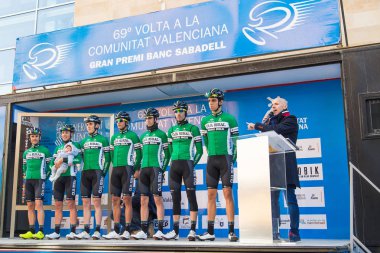 Oropesa Del Mar, İspanya - 31 Ocak 2018: bisikletçiler üzerinde 31 Ocak 2018 Oropesa Del Mar, İspanya La İspanya Bisiklet turu yarıştan önce sunumunu