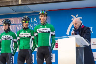 Oropesa Del Mar, İspanya - 31 Ocak 2018: bisikletçiler üzerinde 31 Ocak 2018 Oropesa Del Mar, İspanya La İspanya Bisiklet turu yarıştan önce sunumunu