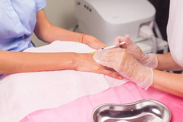 Koncepcja kosmetyki i uroda - terapii anty-age, odmładzanie dłoni — Zdjęcie stockowe