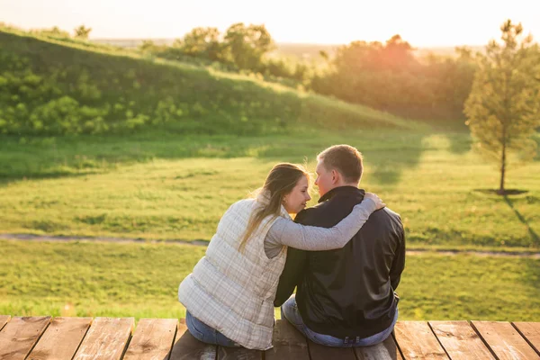 Persone, relazioni e sentimenti concetto - giovane coppia innamorata che si abbraccia nel parco autunnale — Foto Stock