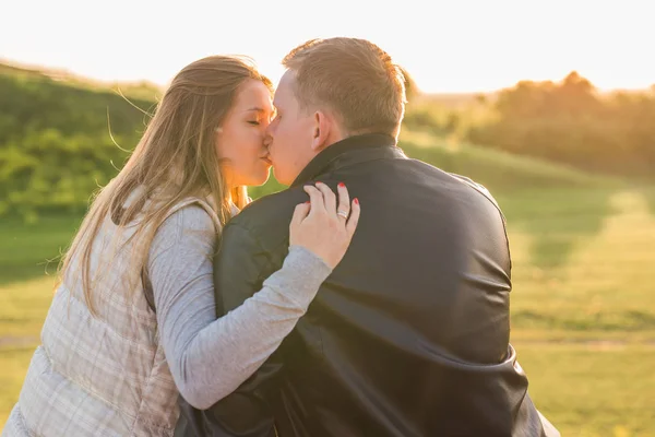 Les gens, les relations et les sentiments concept - jeune couple amoureux embrasser dans le parc d'automne — Photo