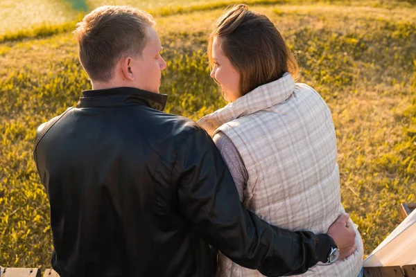 Personer, relationer och känslor koncept - ungt par i älskar kramar i höst park — Stockfoto