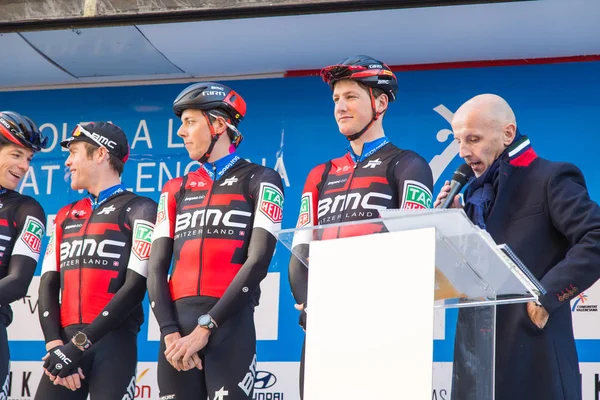 Oropesa Del Mar, İspanya - 31 Ocak 2018: bisikletçiler üzerinde 31 Ocak 2018 Oropesa Del Mar, İspanya La İspanya Bisiklet turu yarıştan önce sunumunu