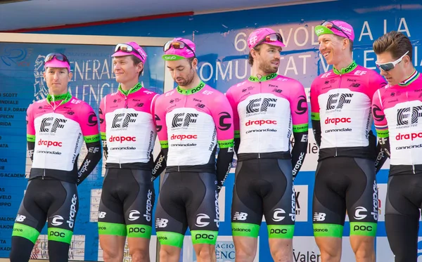 Oropesa Del Mar, İspanya - 31 Ocak 2018: bisikletçiler üzerinde 31 Ocak 2018 Oropesa Del Mar, İspanya La İspanya Bisiklet turu yarıştan önce sunumunu