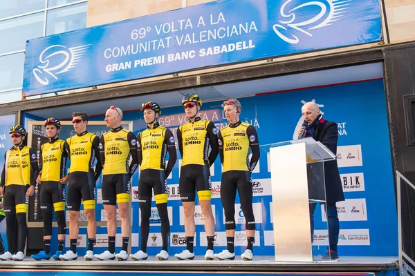 OROPESA DEL MAR, SPAGNA - 31 GENNAIO 2018: presentazione dei ciclisti prima della gara a La Vuelta il 31 gennaio 2018 a Oropesa Del Mar, Spagna — Foto Stock