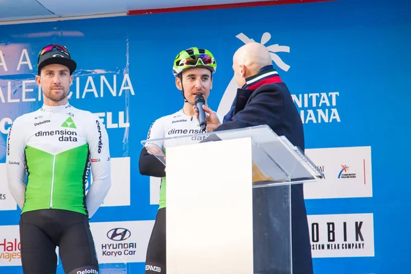 Oropesa Del Mar, İspanya - 31 Ocak 2018: bisikletçiler üzerinde 31 Ocak 2018 Oropesa Del Mar, İspanya La İspanya Bisiklet turu yarıştan önce sunumunu