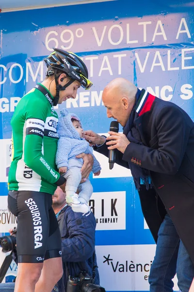 Oropesa Del Mar, İspanya - 31 Ocak 2018: bisikletçiler üzerinde 31 Ocak 2018 Oropesa Del Mar, İspanya La İspanya Bisiklet turu yarıştan önce sunumunu