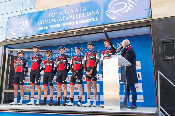 Oropesa Del Mar, İspanya - 31 Ocak 2018: bisikletçiler üzerinde 31 Ocak 2018 Oropesa Del Mar, İspanya La İspanya Bisiklet turu yarıştan önce sunumunu