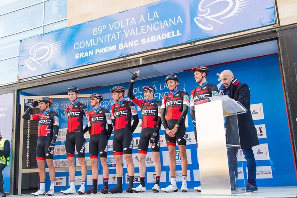 Oropesa Del Mar, İspanya - 31 Ocak 2018: bisikletçiler üzerinde 31 Ocak 2018 Oropesa Del Mar, İspanya La İspanya Bisiklet turu yarıştan önce sunumunu