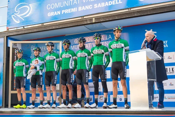 Oropesa Del Mar, İspanya - 31 Ocak 2018: bisikletçiler üzerinde 31 Ocak 2018 Oropesa Del Mar, İspanya La İspanya Bisiklet turu yarıştan önce sunumunu