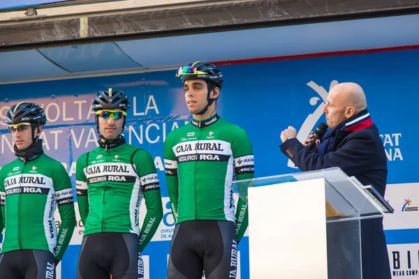 Oropesa Del Mar, İspanya - 31 Ocak 2018: bisikletçiler üzerinde 31 Ocak 2018 Oropesa Del Mar, İspanya La İspanya Bisiklet turu yarıştan önce sunumunu