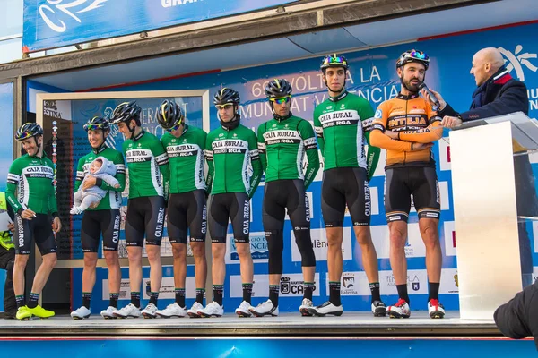 Oropesa Del Mar, Spanien - 31 januari 2018: presentation av cyklister innan loppet i La Vuelta på 31 januari 2018 i Oropesa Del Mar, Spanien — Stockfoto