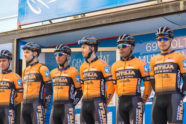 OROPESA DEL MAR, ESPAGNE - 31 JANVIER 2018 : présentation des cyclistes avant la course à La Vuelta le 31 janvier 2018 à Oropesa Del Mar, Espagne — Photo