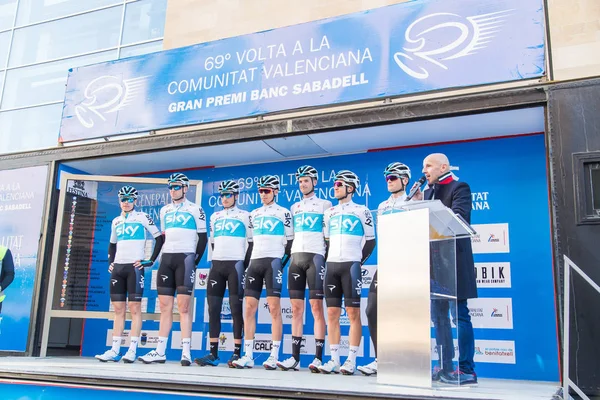 OROPESA DEL MAR, ESPAÑA - 31 DE ENERO DE 2018: presentación de ciclistas antes de la carrera en La Vuelta el 31 de enero de 2018 en Oropesa Del Mar, España — Foto de Stock