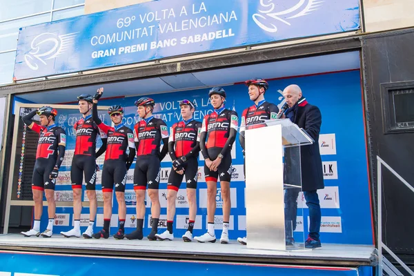 Oropesa Del Mar, İspanya - 31 Ocak 2018: bisikletçiler üzerinde 31 Ocak 2018 Oropesa Del Mar, İspanya La İspanya Bisiklet turu yarıştan önce sunumunu