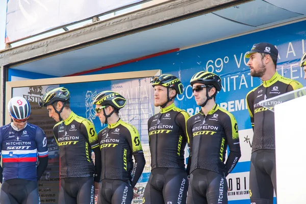 OROPESA DEL MAR, ESPAÑA - 31 DE ENERO DE 2018: presentación de ciclistas antes de la carrera en La Vuelta el 31 de enero de 2018 en Oropesa Del Mar, España — Foto de Stock