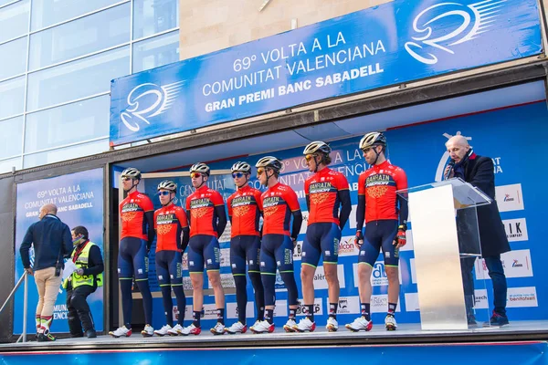 Oropesa Del Mar, İspanya - 31 Ocak 2018: bisikletçiler üzerinde 31 Ocak 2018 Oropesa Del Mar, İspanya La İspanya Bisiklet turu yarıştan önce sunumunu